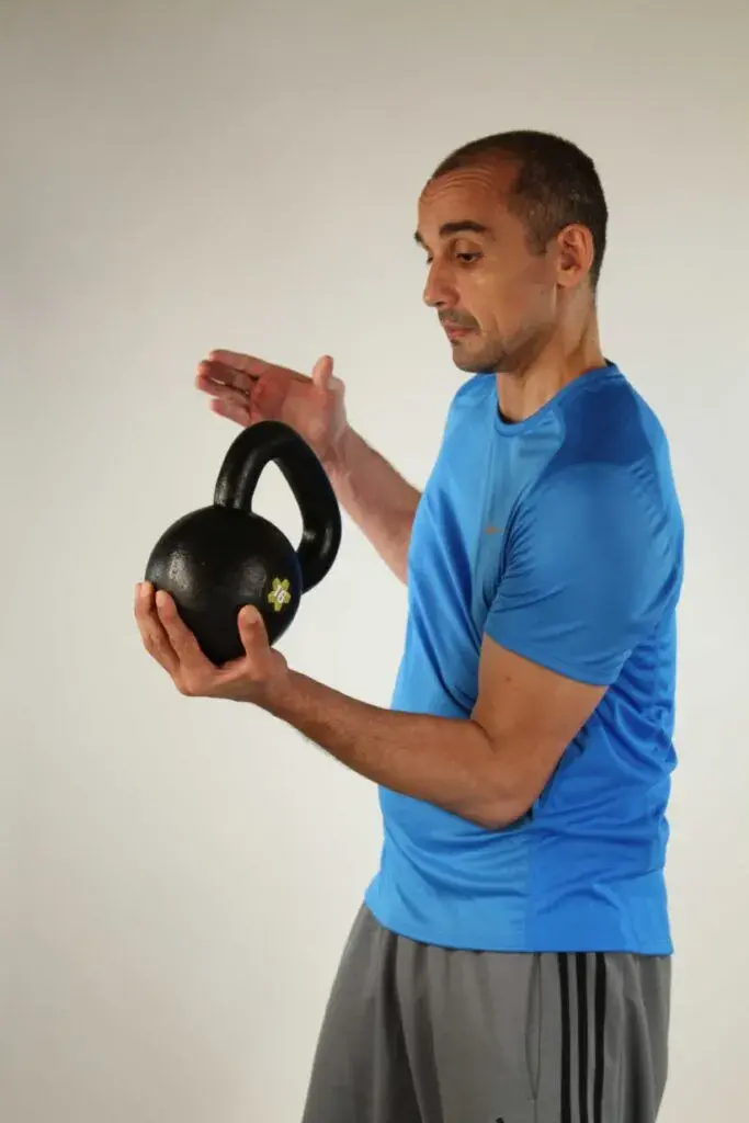 Insertando la mano en el kettlebell