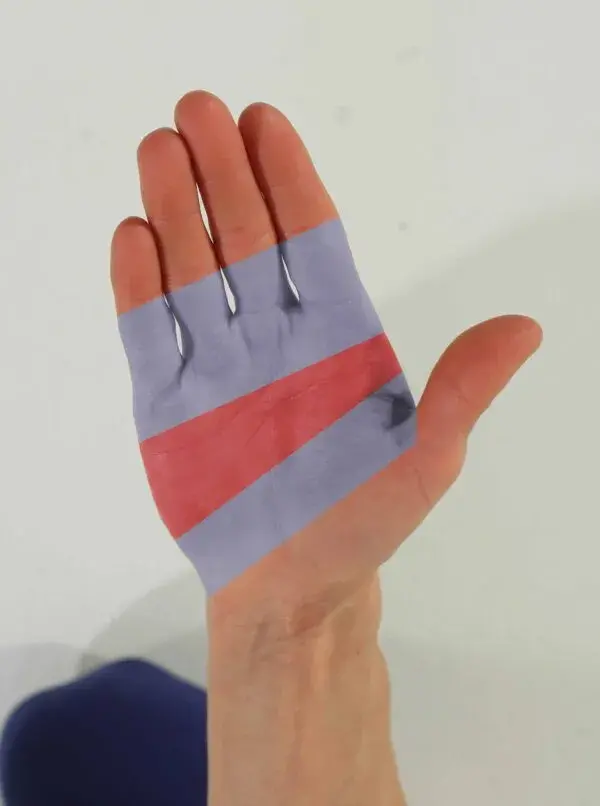 Mano con colores de kettlebell