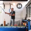 con dos clavas en las manos