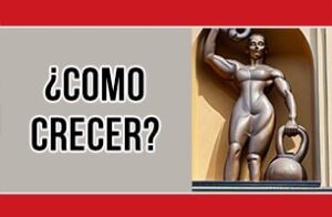 una mujer hipertrofiada con kettlebells