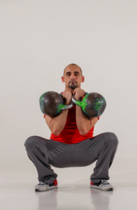 kettlebell sentadilla con dos pesas rusas